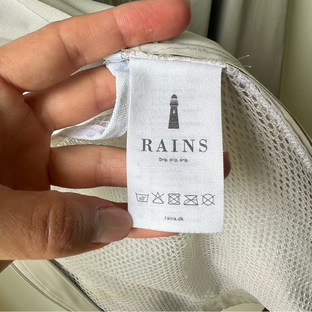 RAINS lightweight shell - Picture 11 of 13